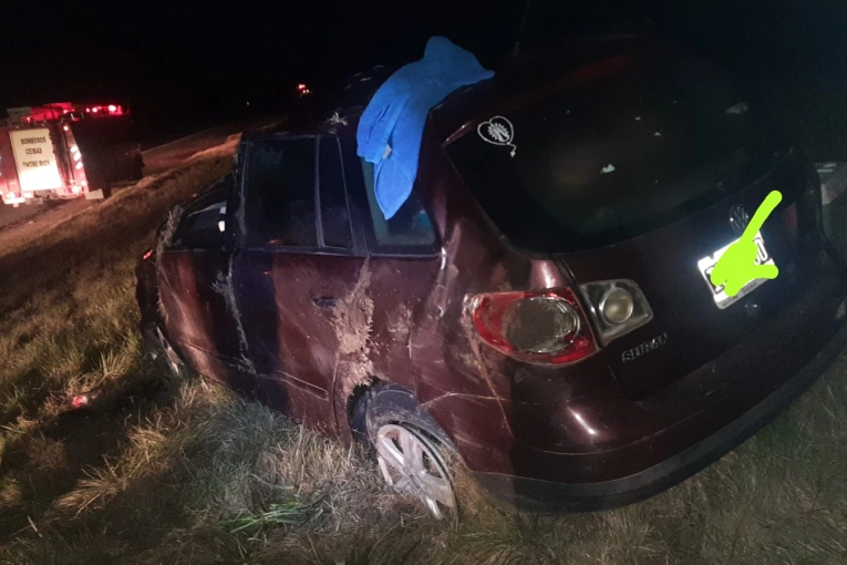 Un auto volcó al desestabilizarse con un bache en la Ruta 14