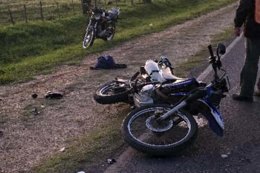 Los motociclistas habrían intentado esquivar a otro conductor.