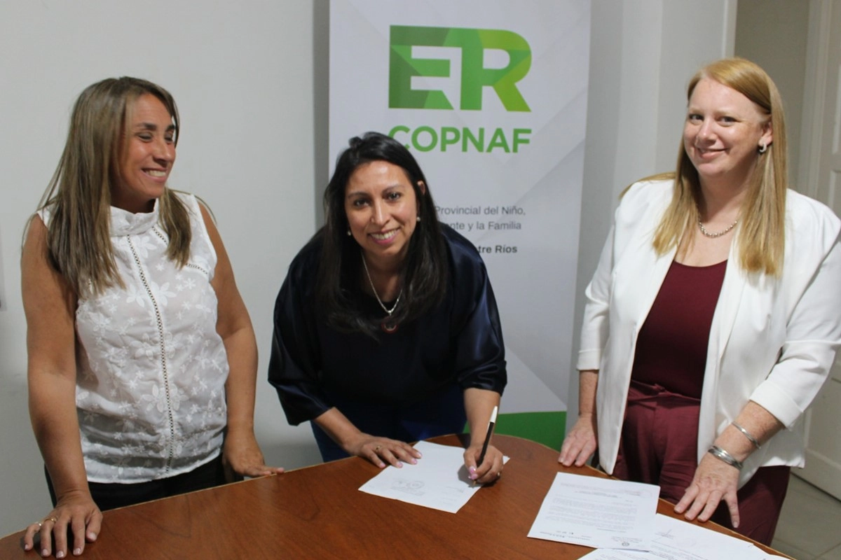 Lopez firmando como nueva máxima autoridad del COPNAF Concordia. Lopez firmando como nueva máxima autoridad del COPNAF Concordia.