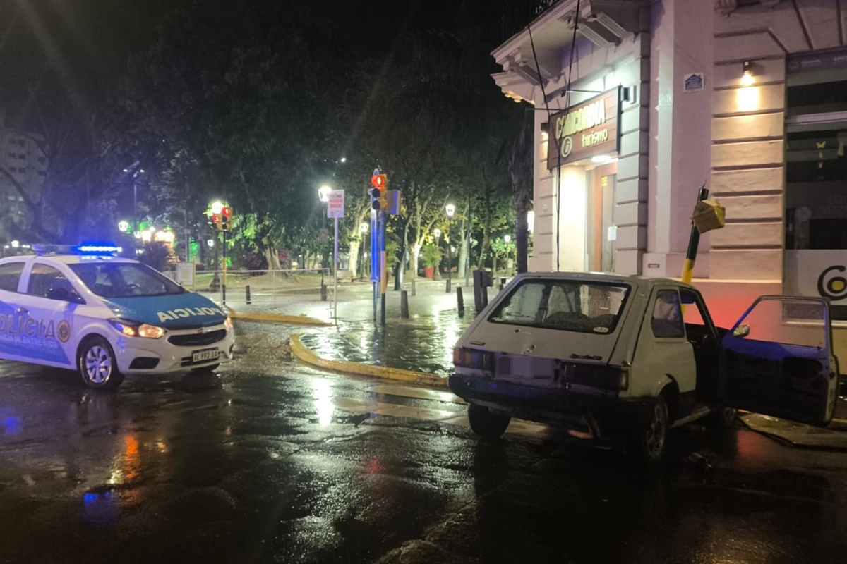 El conductor, que viajaba sin acompañantes, debió ser hospitalizado. El conductor, que viajaba sin acompañantes, debió ser hospitalizado.