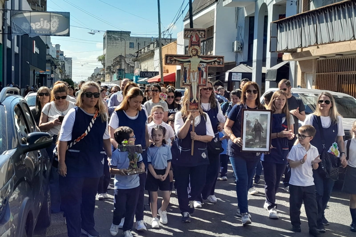 La comunidad educativa peregrinó por el centro de Concordia. La comunidad educativa peregrinó por el centro de Concordia.