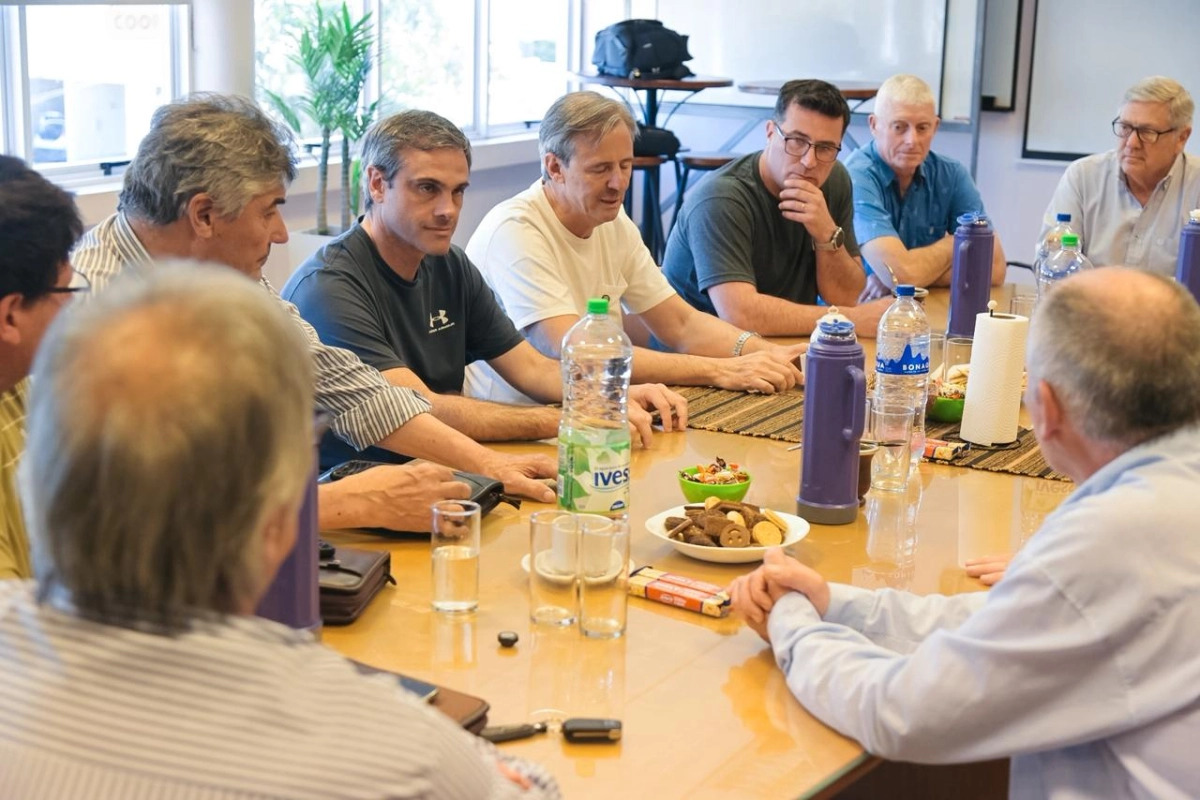 Los candidatos a legisladores en la visita a la cooperativa. Los candidatos a legisladores en la visita a la cooperativa.