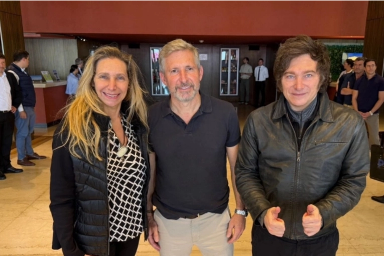 Javier Milei llegó a Paraná y fue recibido por el gobernador Rogelio Frigerio