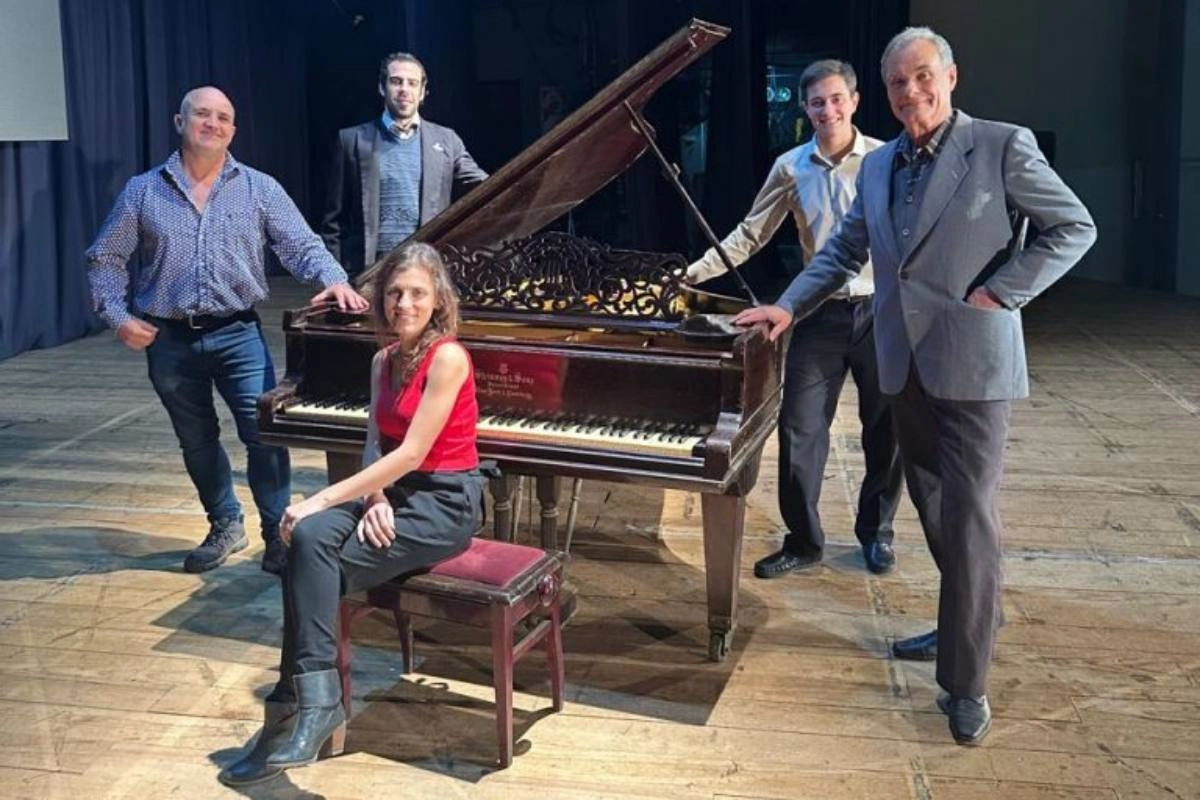 La historia del piano se remonta a principios de la década del 50. La historia del piano se remonta a principios de la década del 50.