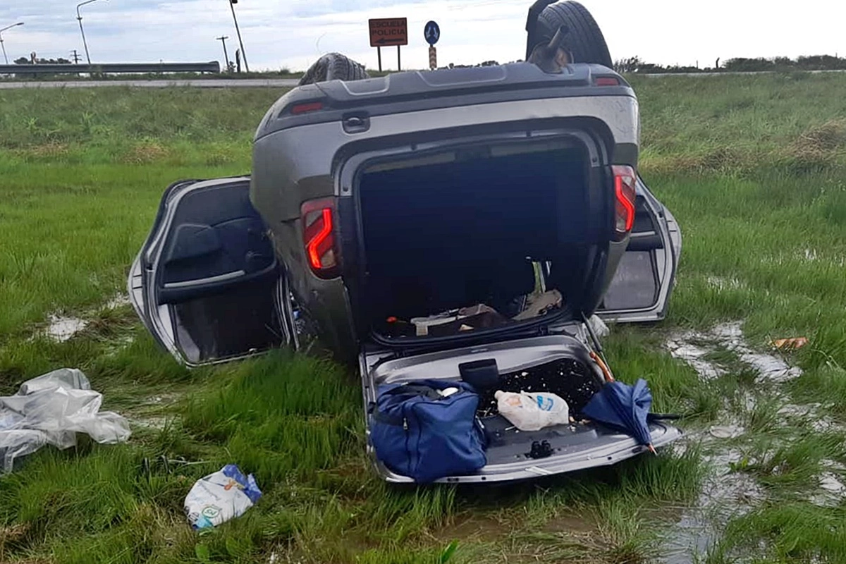 El vehóculo quedó con sus cuatro ruedas hacia arriba El vehóculo quedó con sus cuatro ruedas hacia arriba