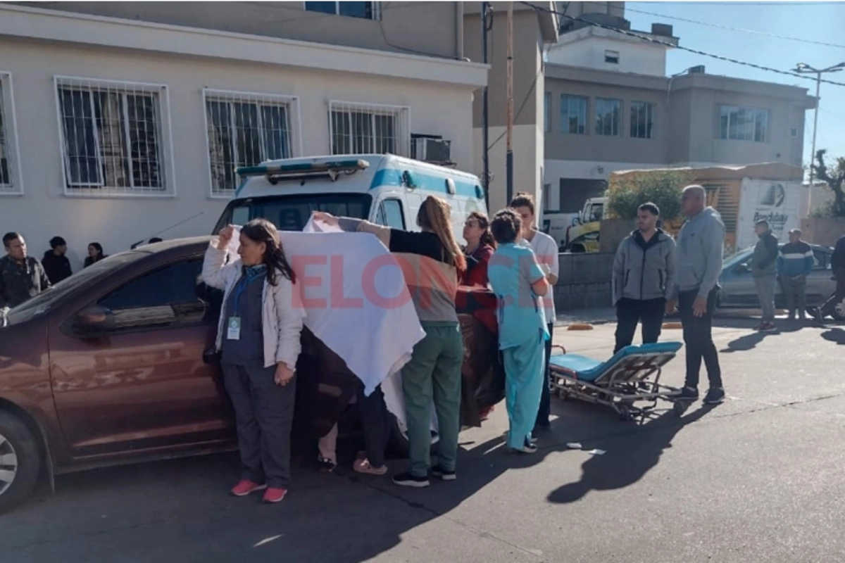 Una mujer dio a luz afuera del hospital. Una mujer dio a luz afuera del hospital.