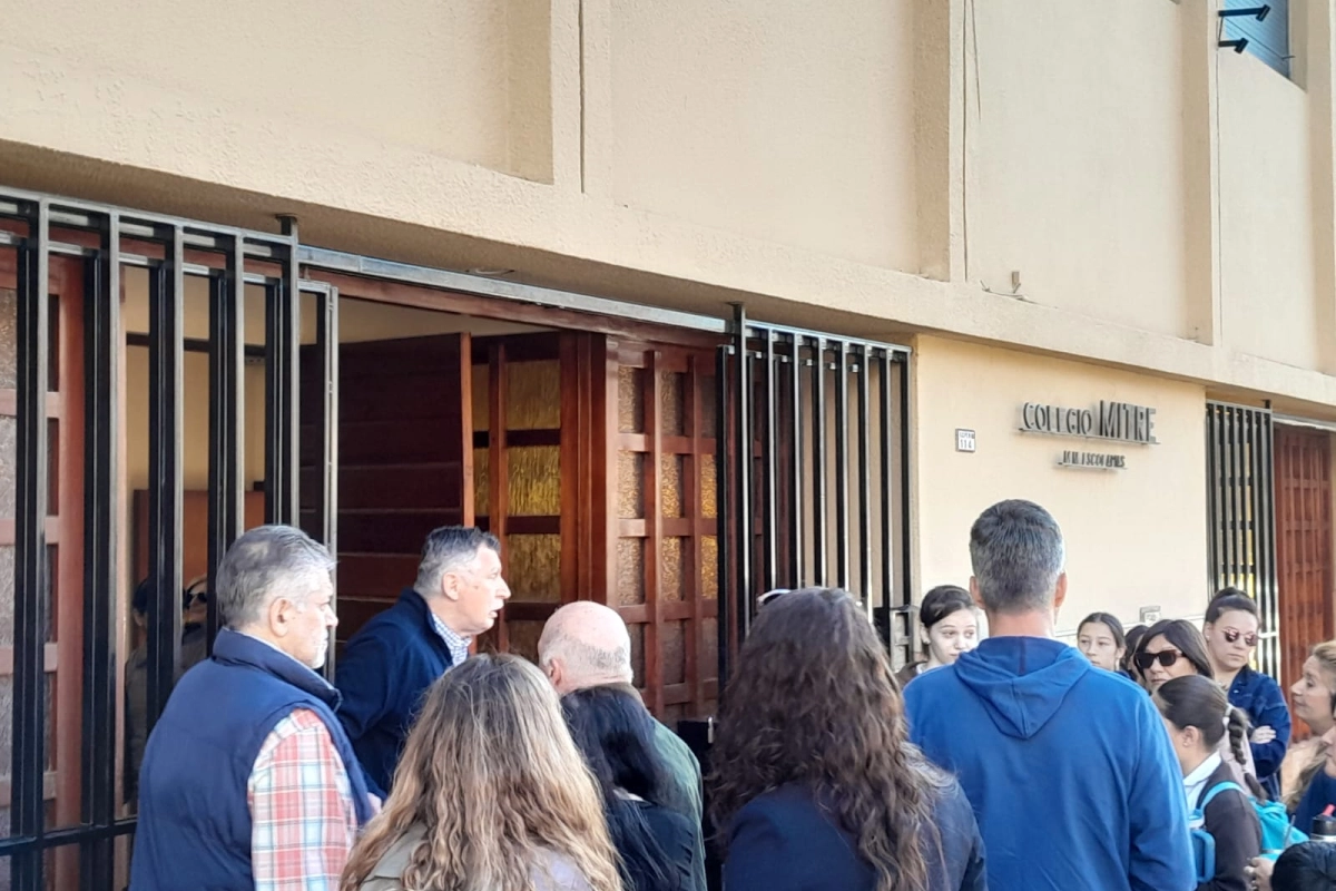 Un grupo de padres y alumnos se reunieron frente a la institución. Un grupo de padres y alumnos se reunieron frente a la institución.