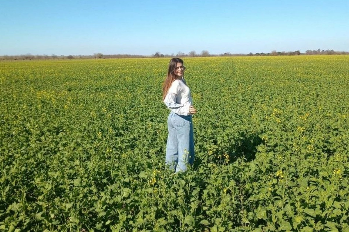 Daiana en los campos de su ciudad. Daiana en los campos de su ciudad.