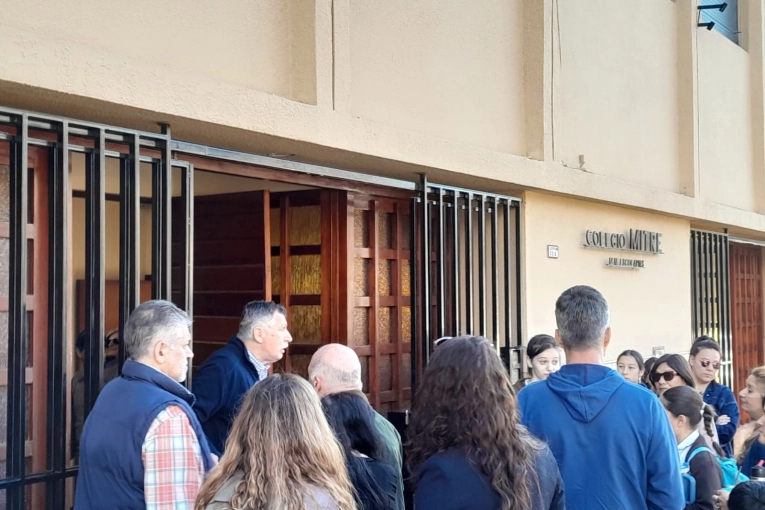 Un grupo de padres se manifest&oacute; frente al Colegio Mitre por el despido de un profesor