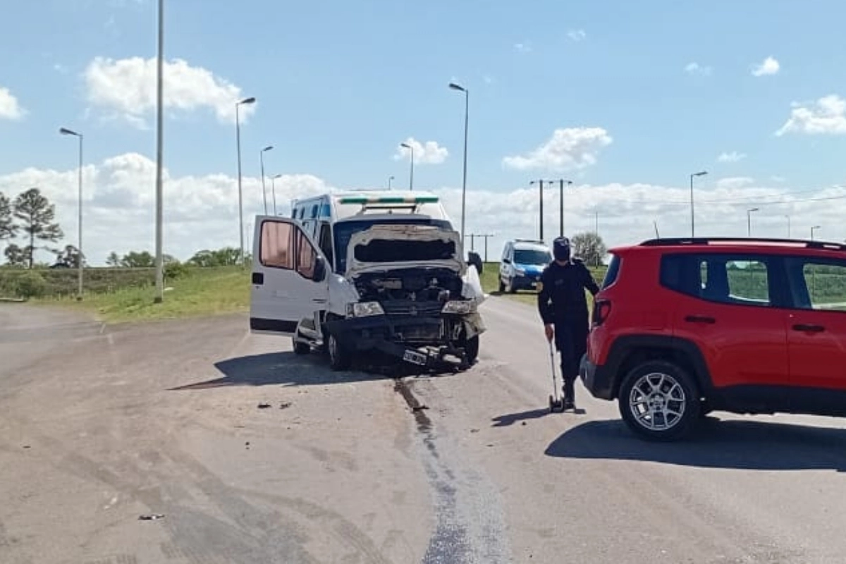 Ambos conductores debieron ser trasladados al hospital. Ambos conductores debieron ser trasladados al hospital.