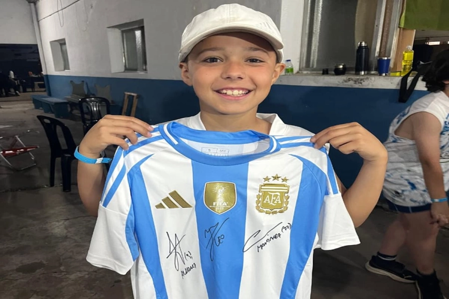 Camiseta firmada por los tres campeones del mundo.