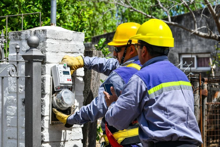 Los empleados de Enersa cuentan con indumentaria y credencial identificatoria.