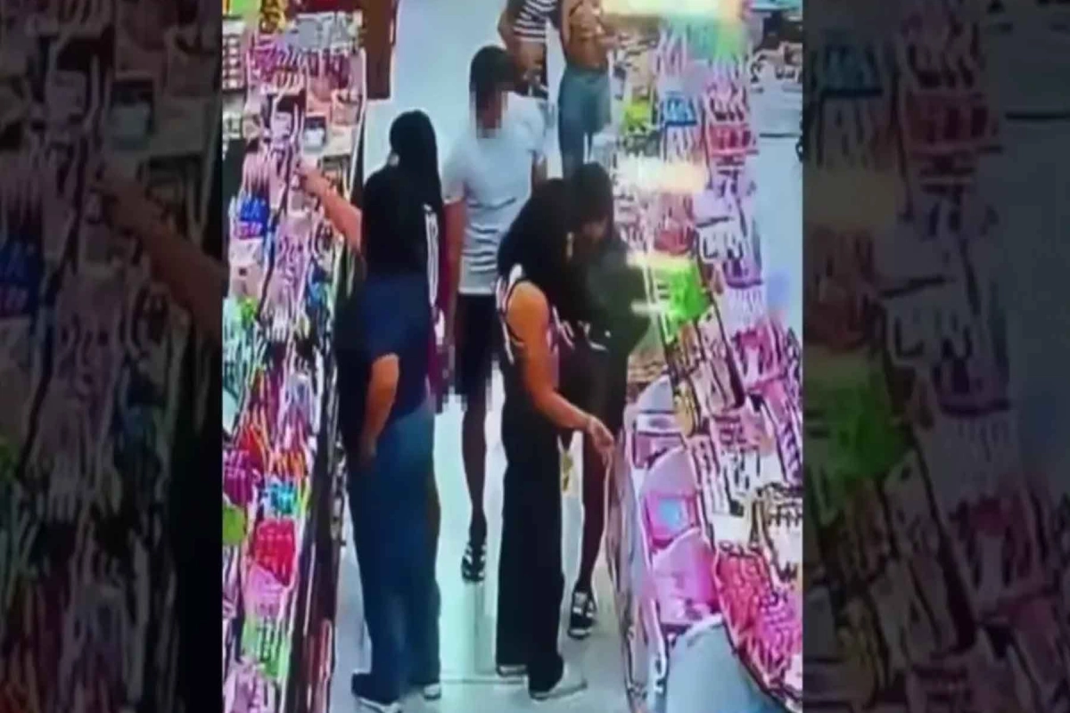 La policía revisó las imágenes. La policía revisó las imágenes.