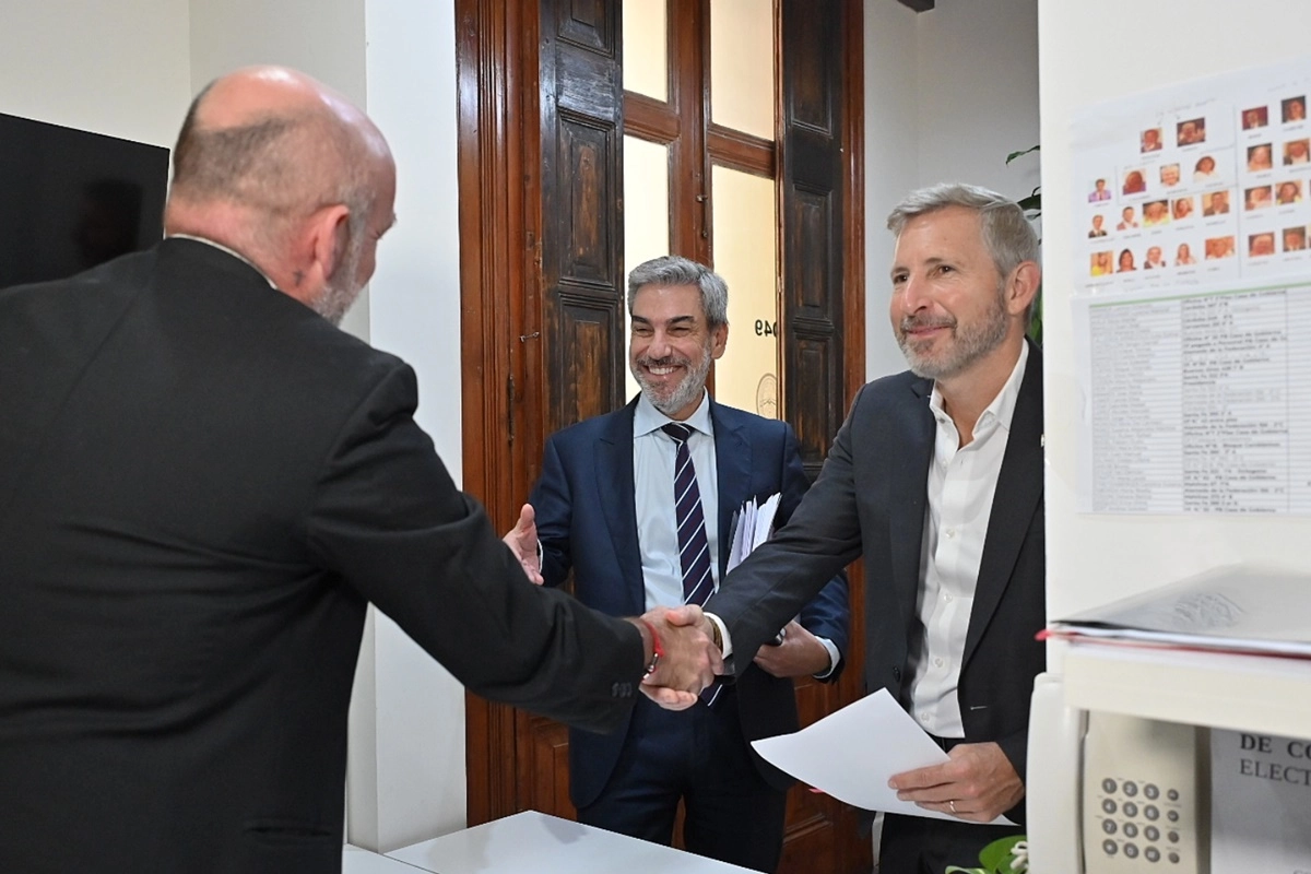 El ministro Boleas y el gobernador Frigerio cumpliendo con la entrega del proyecto en la legislatura El ministro Boleas y el gobernador Frigerio cumpliendo con la entrega del proyecto en la legislatura