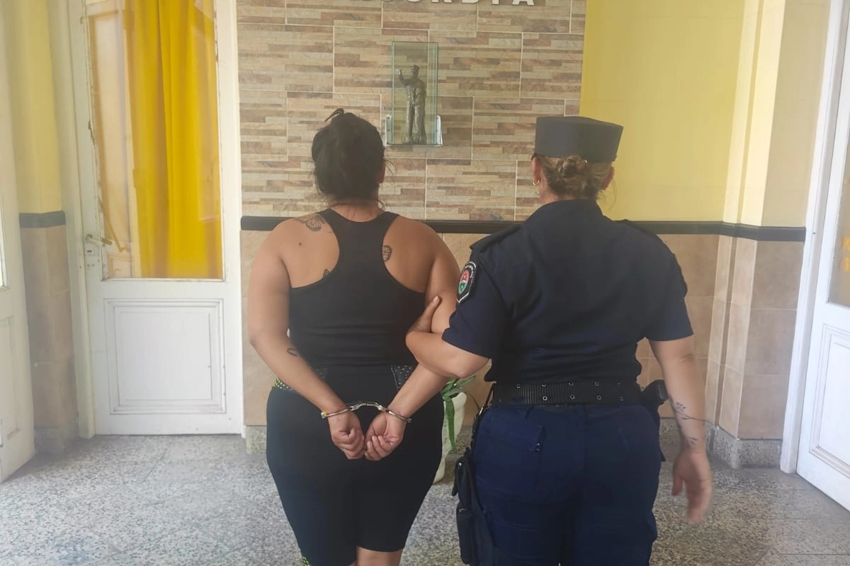 Una mujer terminó detenida por el personal policial. Una mujer terminó detenida por el personal policial.