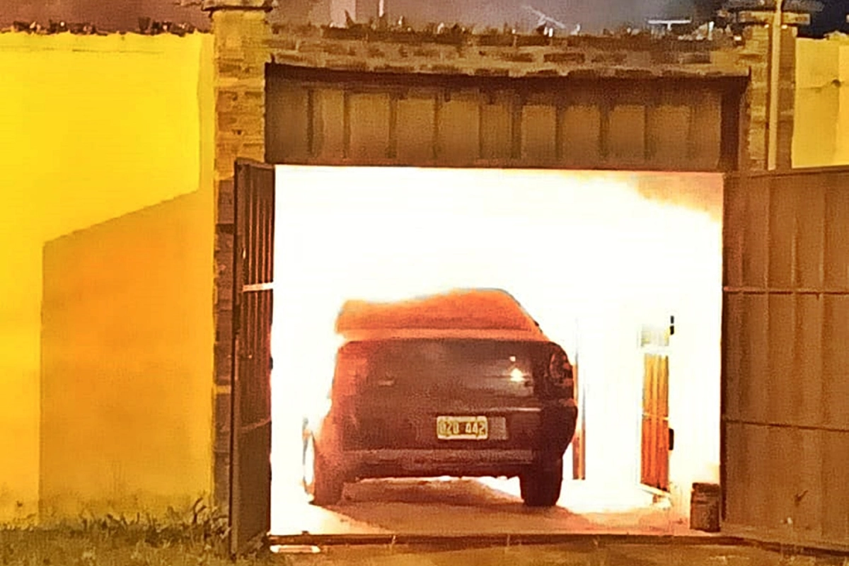 Le dio marcha y se le prendió fuego. Le dio marcha y se le prendió fuego.