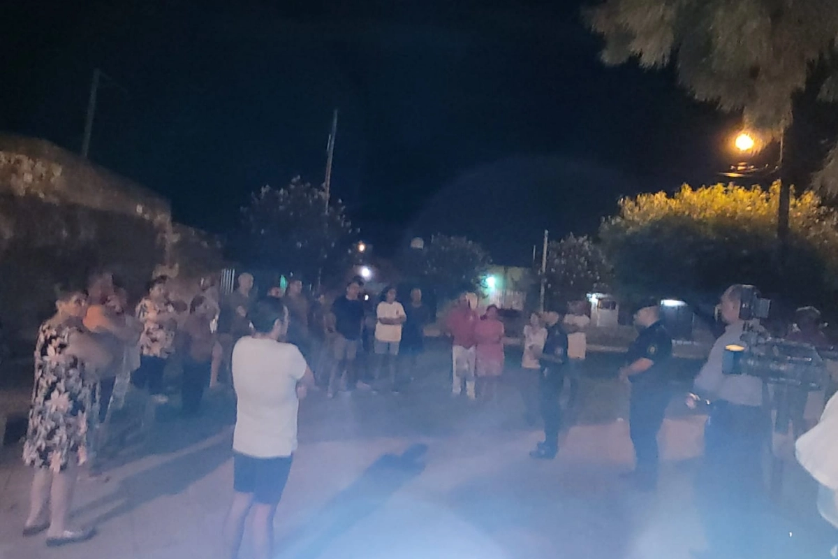 Vecinos reclaman por las malas condiciones del barrio. Vecinos reclaman por las malas condiciones del barrio.