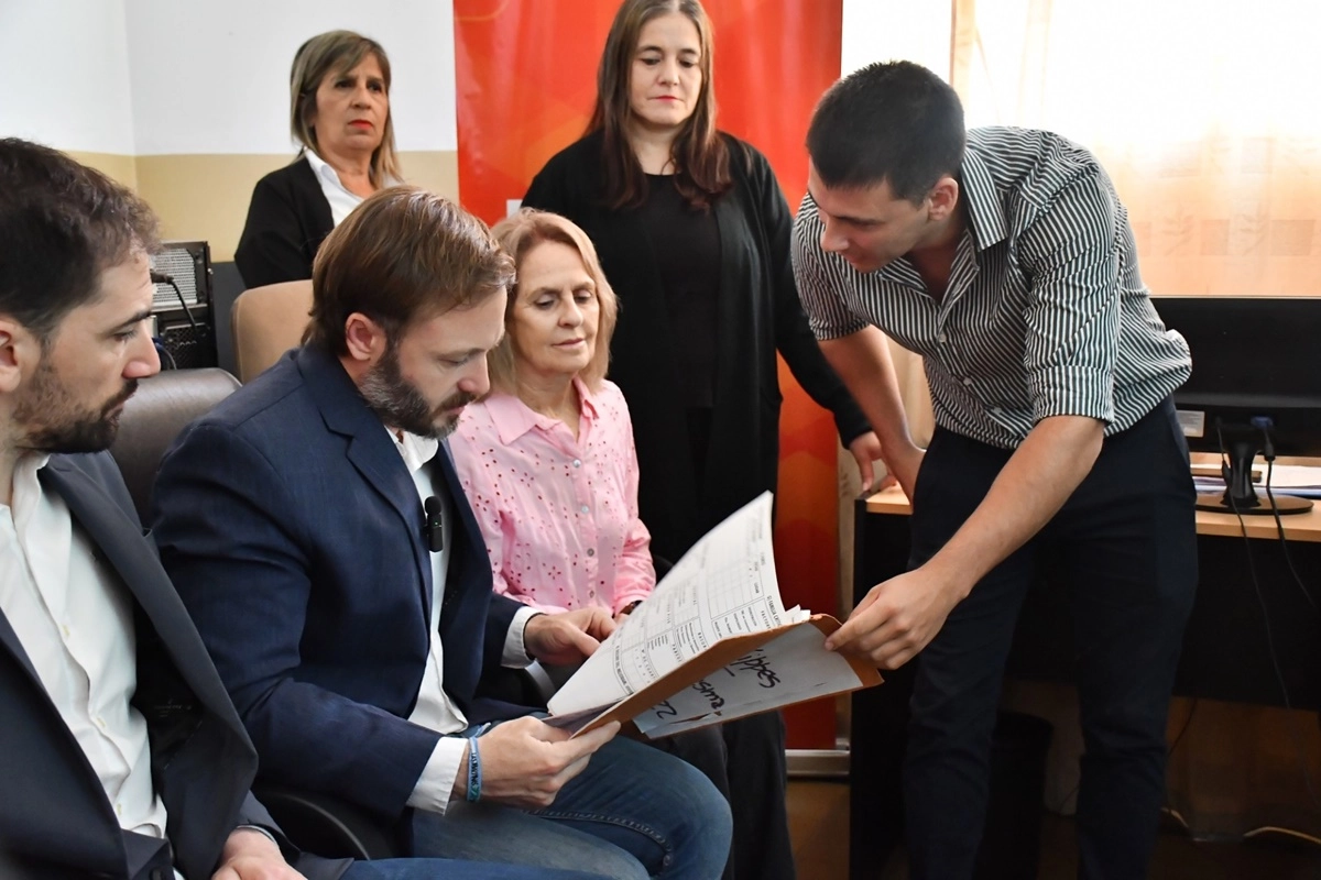 El sistema permite consultar y actualizar diversos datos de los pacientes. El sistema permite consultar y actualizar diversos datos de los pacientes.