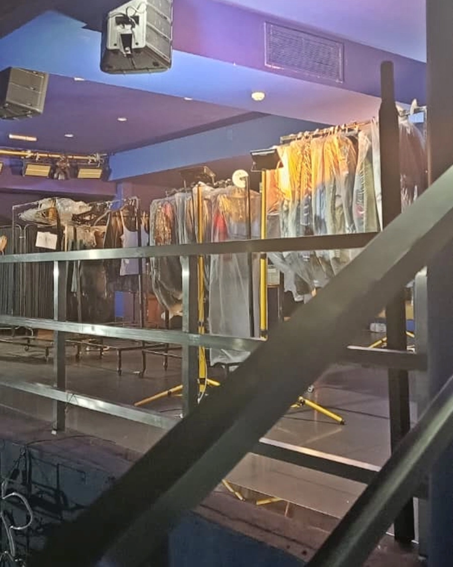 Uno de los set de vestuarios usados para la producción.