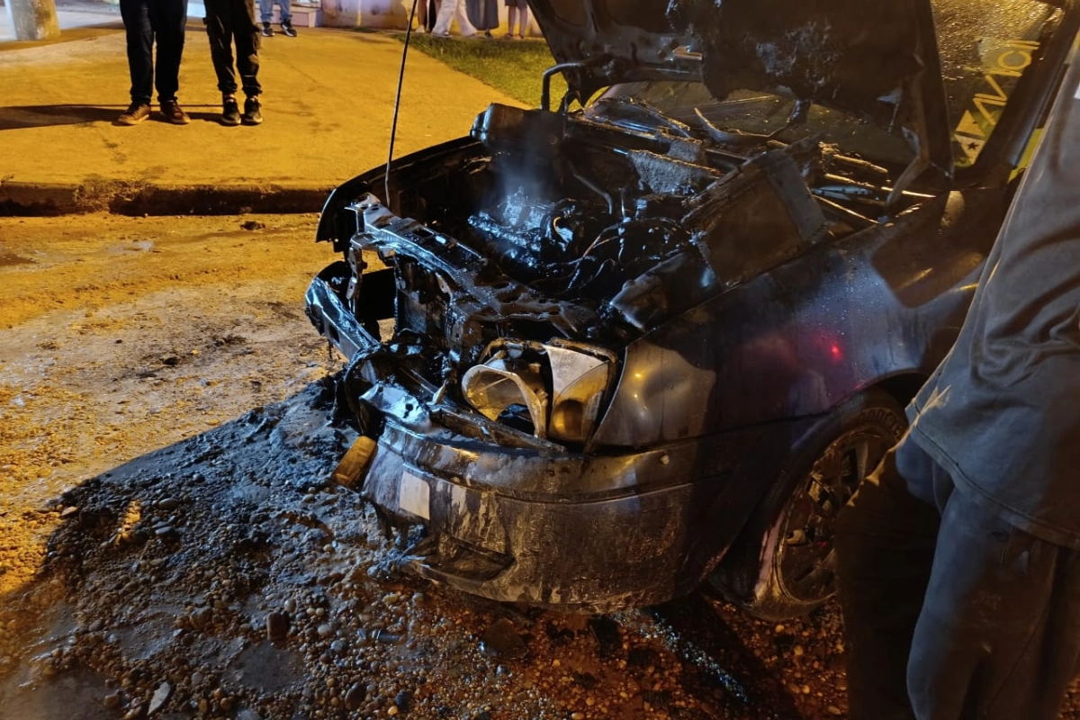 El fuego afectó considerablemente la parte delantera del auto. El fuego afectó considerablemente la parte delantera del auto.