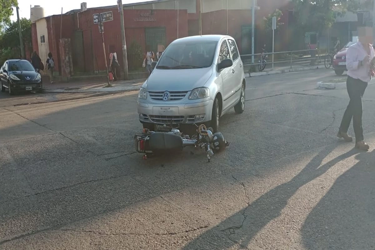 Una persona sufrió lesiones debido a la colisión entre los dos vehículos. Una persona sufrió lesiones debido a la colisión entre los dos vehículos.