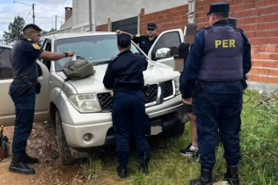 La policía trabajando sobre una de las camionetas.