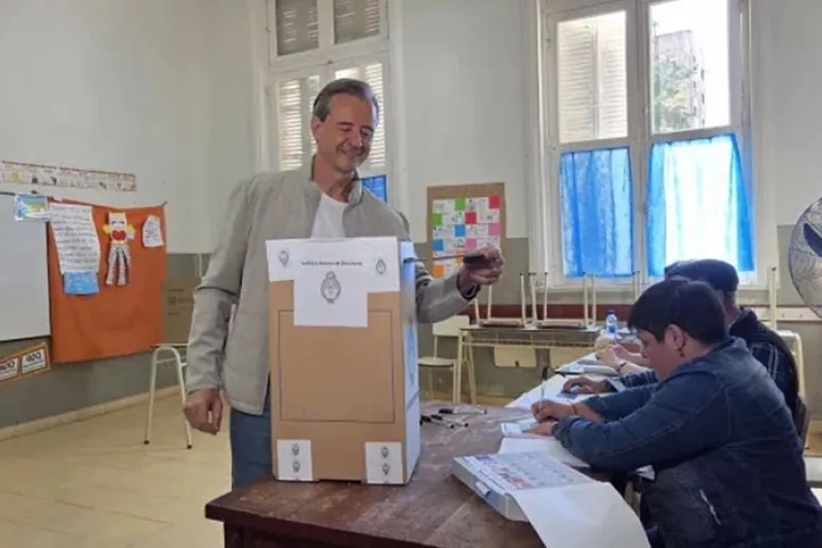 El dirigente destacó la disposición de las autoridades de mesa para asistir a los votantes. El dirigente destacó la disposición de las autoridades de mesa para asistir a los votantes.