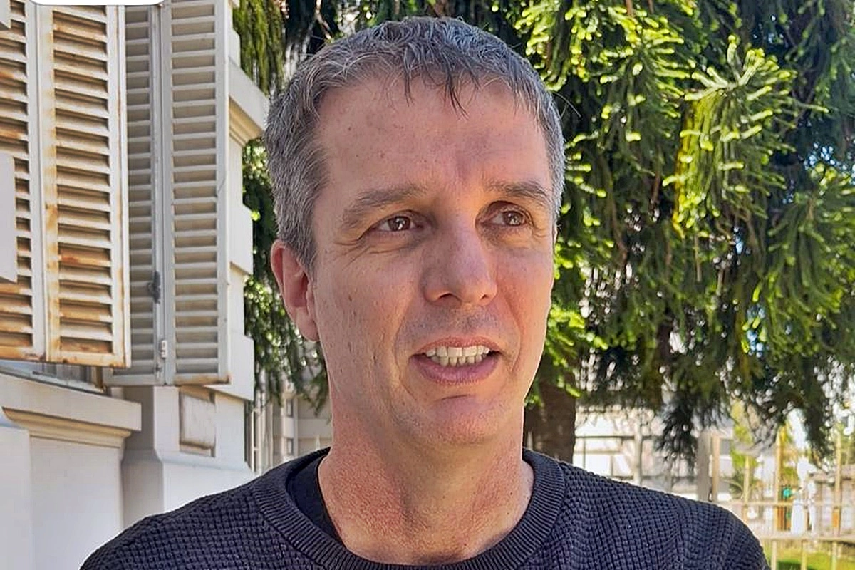 El actual diputado Enrique Cresto votó en la escuela Comercio 1 El actual diputado Enrique Cresto votó en la escuela Comercio 1
