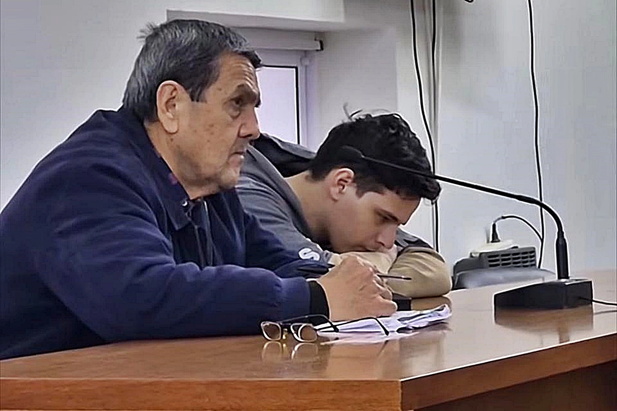 El joven encontrado culplable y su abogado defensor El joven encontrado culplable y su abogado defensor