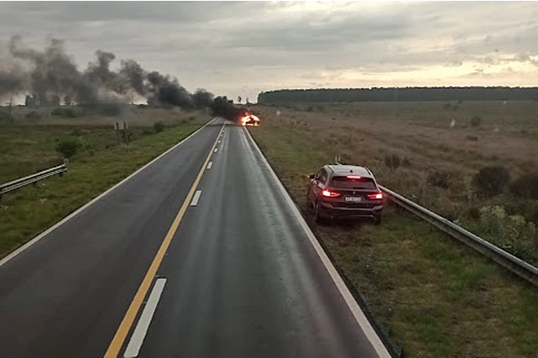 Un auto se incendió en la Ruta 14 tras chocar con un carpincho