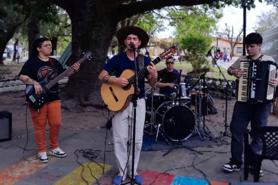 Estudiantes de Santa Elena festejaron el Día de la Chamarrita.