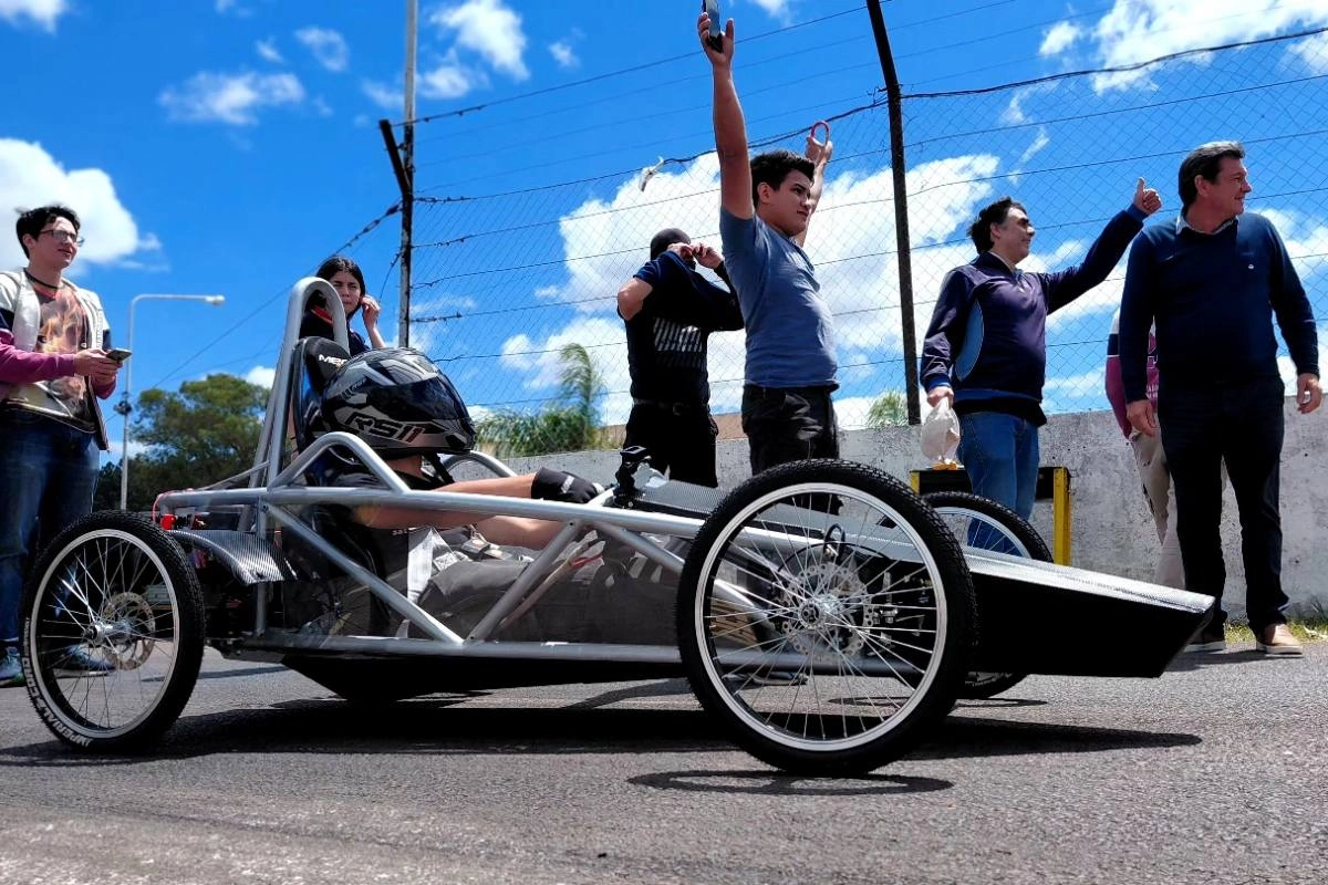 El auto de la escuela técnica probó en el autódromo. El auto de la escuela técnica probó en el autódromo.
