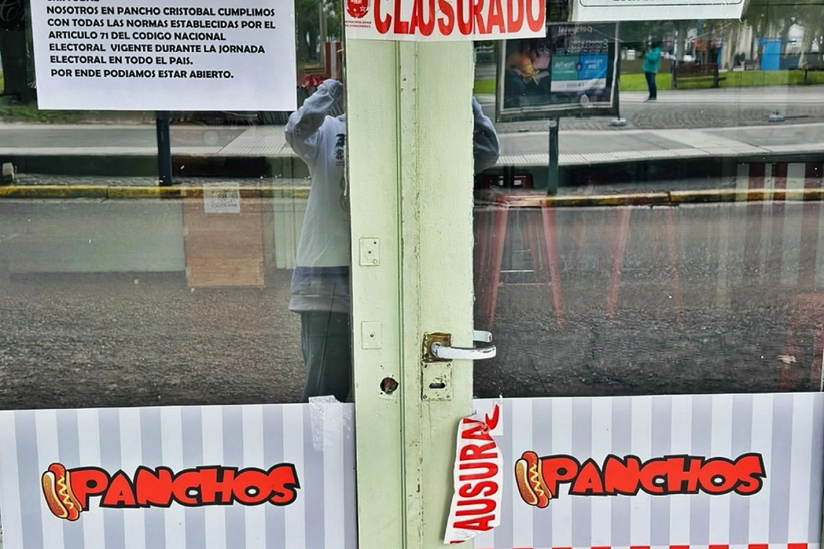 El local con las fajas de clausura El local con las fajas de clausura