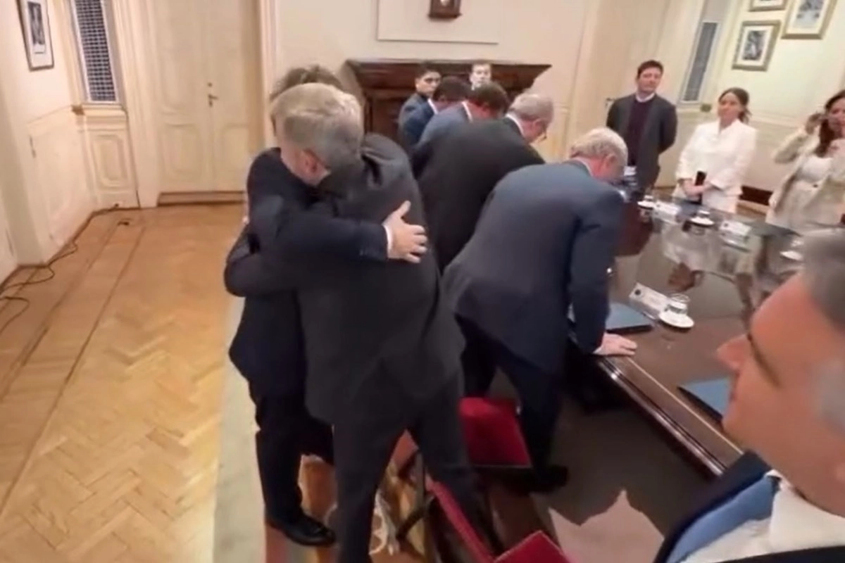 El abrazo del presidente y el gobernador entrerriano El abrazo del presidente y el gobernador entrerriano