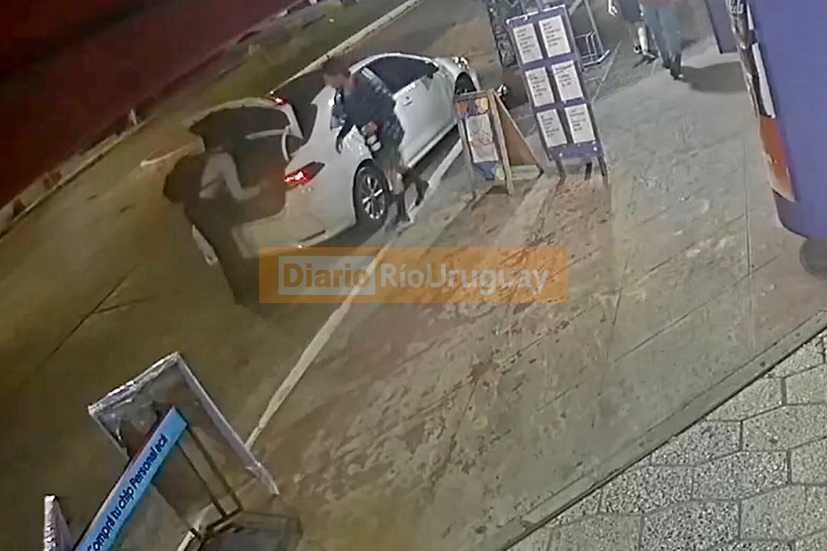 Laurta subiendo al Toyota de Palacio en la terminal de Concordia Laurta subiendo al Toyota de Palacio en la terminal de Concordia