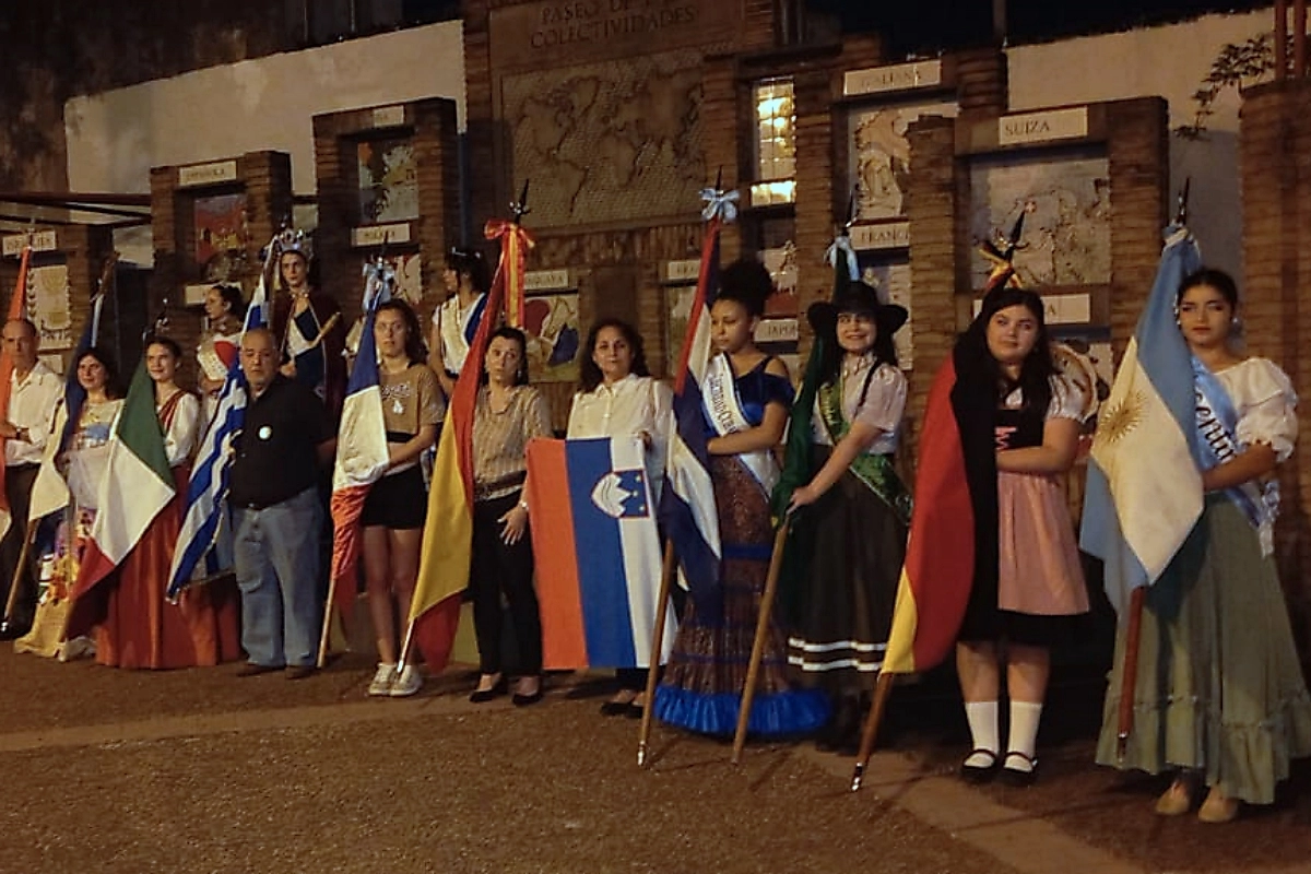 Las colectividades marcharon con sus antorchas dando comienzo a la fiesta.