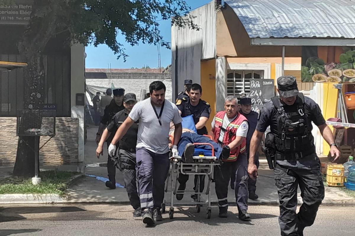 El hombre herido cuando era trasladado desde el incendio.