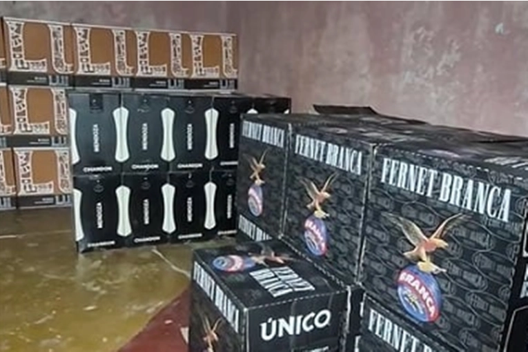 Secuestraron más de 400 botellas de bebidas alcohólicas tras una denuncia por estafa
