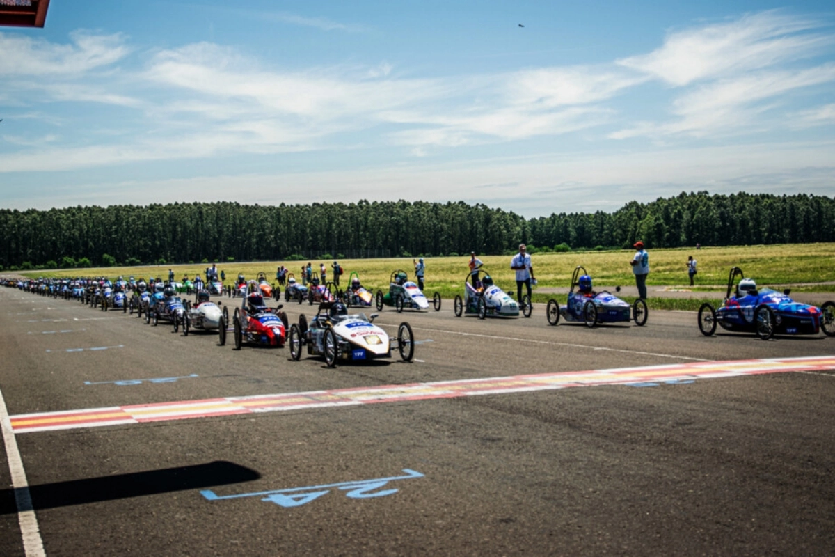 La competencia reunió a cientos de estudiantes.