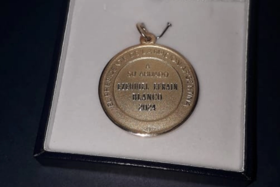 La medalla enviada por presidencia a la ciudad de Crespo