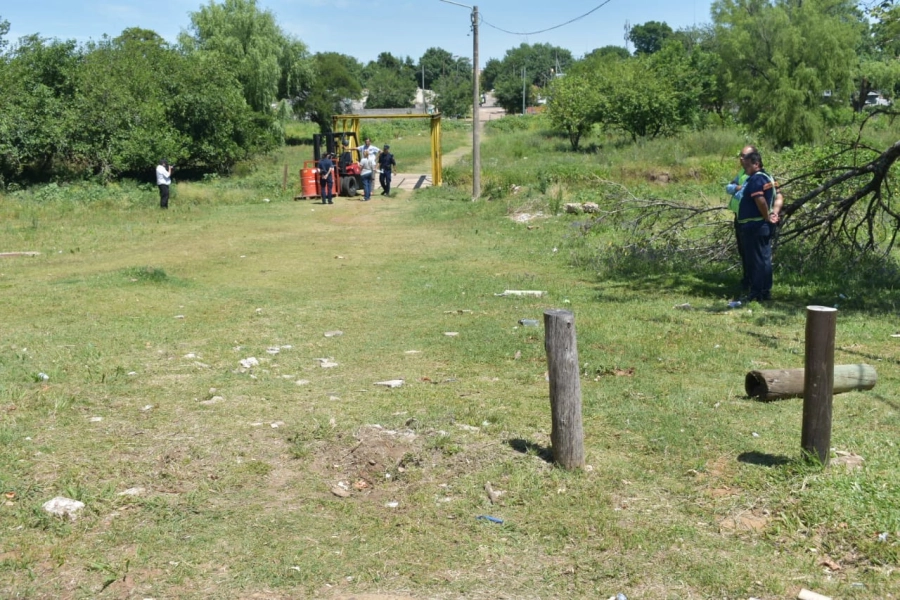Fue encontrado con dos tachos de aceite junto al arroyo.