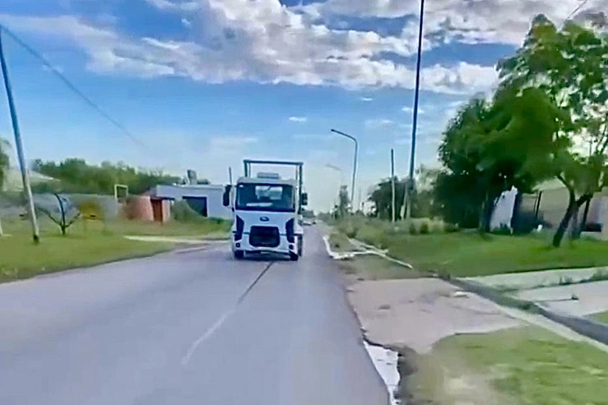 El camión sin frenos retrocedía a gran velocidad.