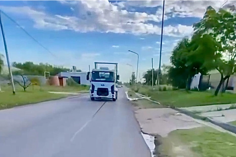 Un camión volquete sin control y en reversa terminó chocando contra una vivienda en construcción