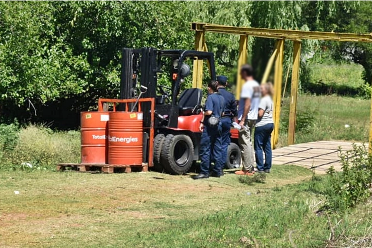 Fue detenido cuando habría intentado arrojar lubricantes al Manzores con un autoelevador