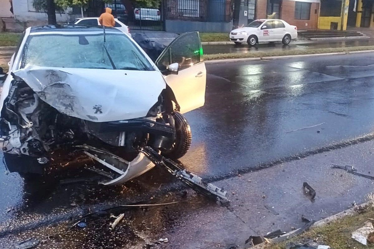 El hombre manejaba el Peugeot siniestrado.