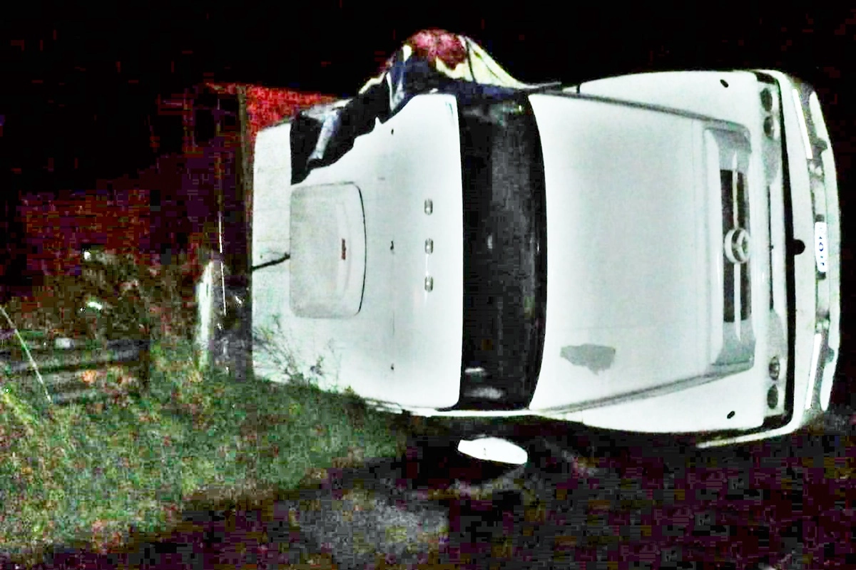 El camión sufrió el desprendimiento de la rueda delantera derecha.