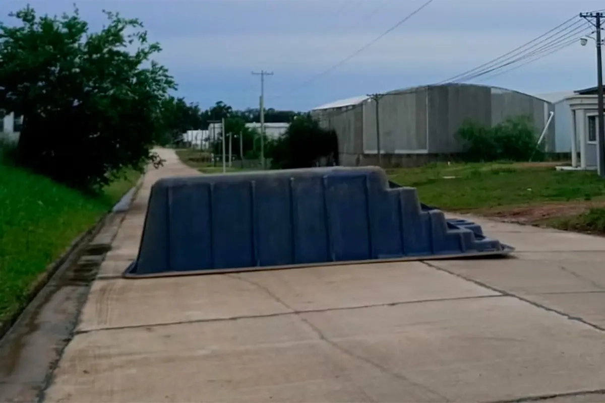 El temporal voló una pileta de fibra de vidrio.