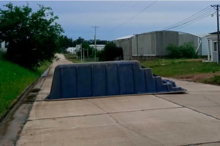 El temporal voló una pileta y terminó en el medio de la calle