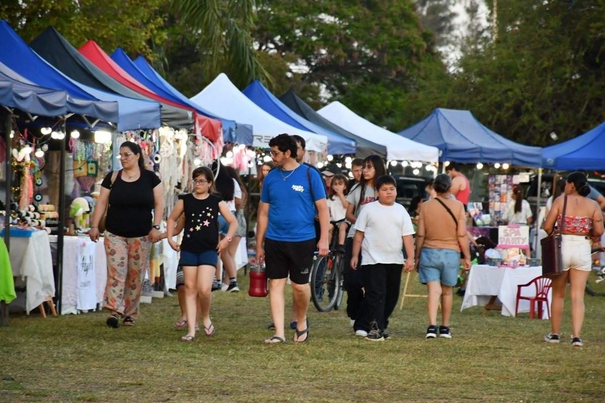 La jornada incluyó música en vivo, artistas callejeros y distintas propuestas culturales.
