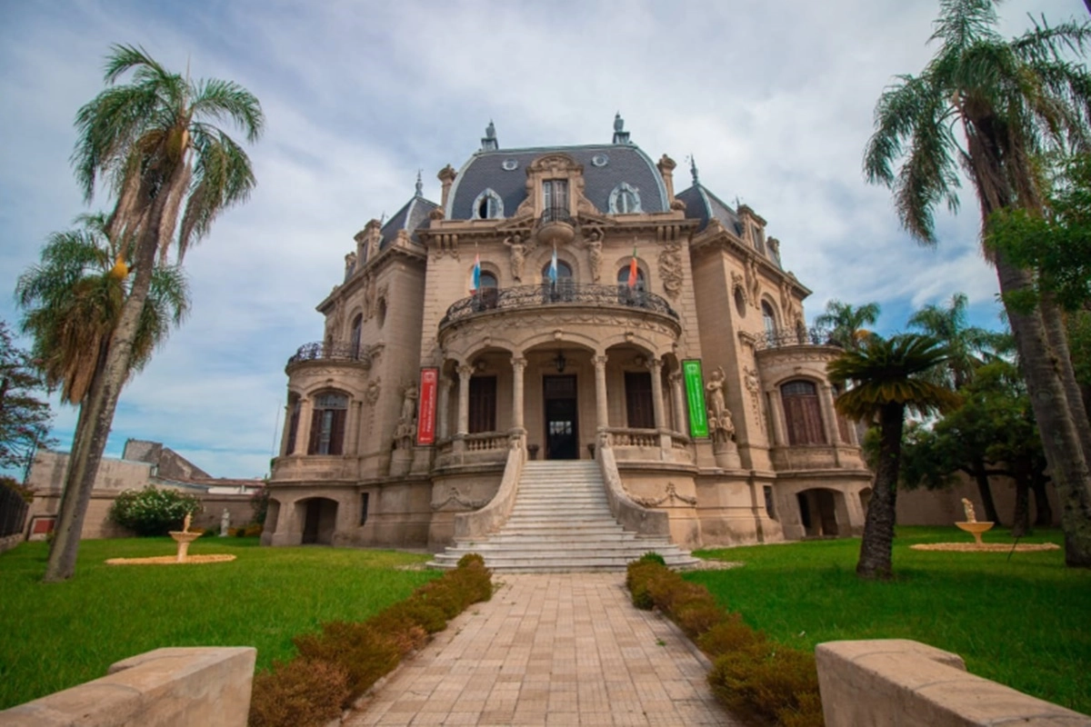 Las salidas en Bus Turístico y en el Bus de Salto Grande requieren reserva previa.
